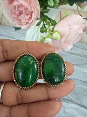 VTG jadeite green agate oval shaped clip on earrings. 1”